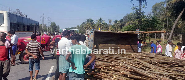 ಟ್ರ್ಯಾಕ್ಟರ್ ಉರುಳಿ ಇಬ್ಬರು ಮೃತ್ಯು